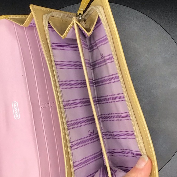 COACH PENELOPE EMBOSSED BEIGE SIGNATURE SLIM ENVELOPE PATENT LEATHER - Picture 7 of 10